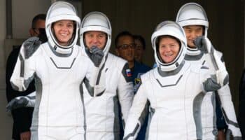 Los cuatro astronautas de la Crew-10 amerizan frente a EU tras cinco meses en el espacio