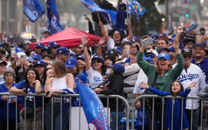 Desata Dodgers la euforia en las principales calles de Los Ángeles |  Video y Fotogalería