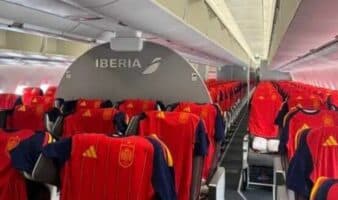 Regala aerolínea española nueva playera de La Roja en vuelo a CDMX | Video