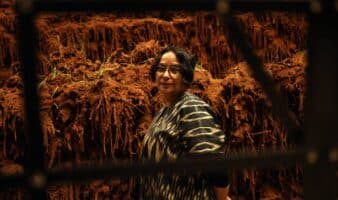 “Creé un espacio para que el espectador sienta un abrazo de la madre tierra”: Delcy Morelos