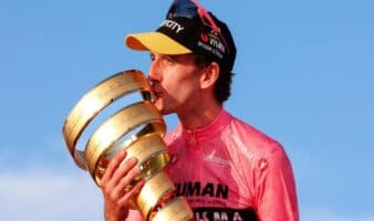 Simon Yates, ganador del Giro 2025, anuncia su retiro a los 33 años | Video
