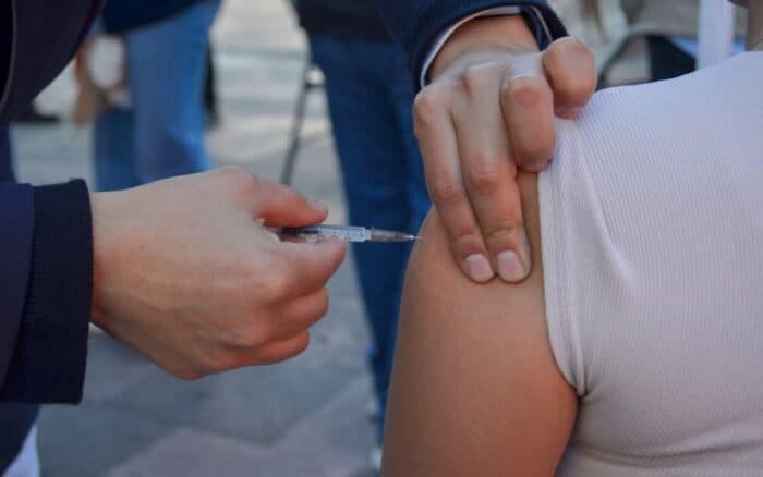 Edomex | Vuelven cubrebocas e intensifican vacunación contra sarampión