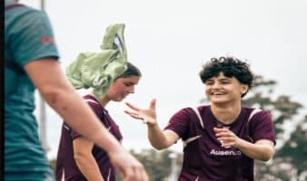 Futbolistas iraníes refugiadas en Australia entrenan con equipo local