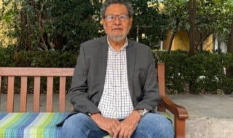 “Hay tres cosas que nunca hice: pensar en la edad, en que no soy guapo y peinarme”: Élmer Mendoza