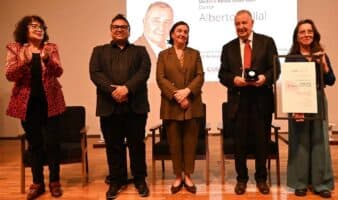Alberto Dallal recibe la Medalla Bellas Artes