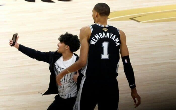 NBA: Vetan de por vida al aficionado que se tomó una selfie con Wembanyama | Video