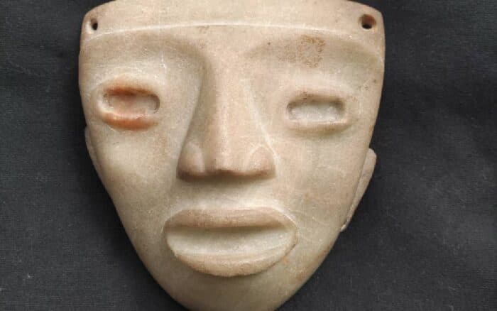 Histórica restitución: ciudadano japonés devuelve máscara mesoamericana a México