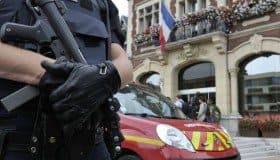 Francia cierra 20 mezquitas para prevenir "radicalización yihadista"