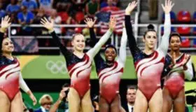 Dona Simone Biles leotardo autografiado al Museo del COI (Video)