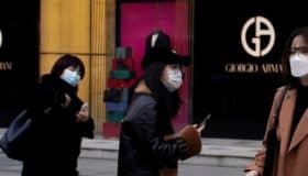 Armani fabrica batas para personal médico que lucha contra el Covid-19