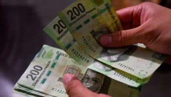 Peso mexicano se debilita a niveles cercanos a 19 por dólar