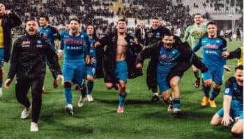 'Chucky' Lozano, primer mexicano en levantar el Scudetto en Italia | Video