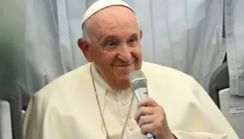 El Papa dice a una persona transexual: "Dios nos ama como somos"