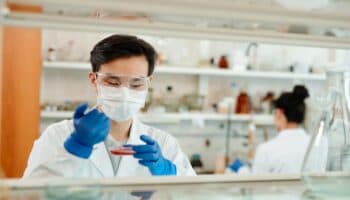 Sheinbaum pide a estudiantes no involucrase en la fabricación de fentanilo