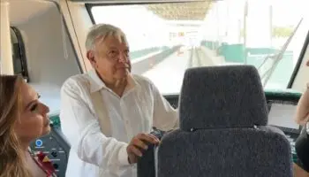 AMLO aborda el primer vagón terminado del Tren Maya | Video