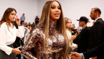 Cardi B lanza su micrófono a espectador por mojarla con cerveza