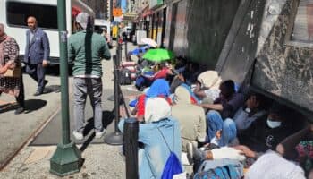 NY: Inmigrantes recién llegados hacen larga cola en busca de albergue y trabajo