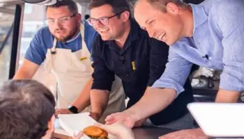 Príncipe William sirve hamburguesas a comensales sorprendidos