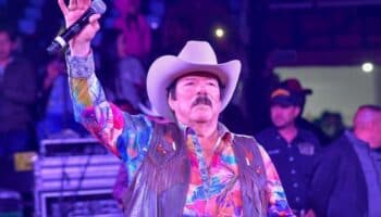 ¿Quién es Lalo Mora, el cantante que recibió a AMLO en uno de sus terrenos en NL?