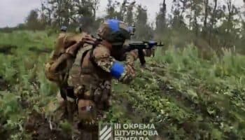 Video militar muestra a ucranianos asaltando trincheras rusas