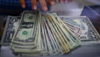 Peso se deprecia 3.25% ante dólar debido a escalada en Medio Oriente