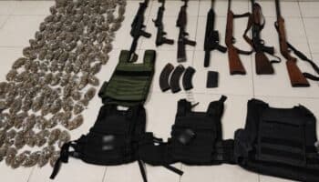 Aseguran armamento pesado en vehículos abandonados en Lagos de Moreno