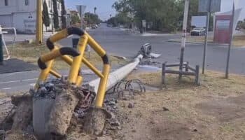 Criminales derrumban sitios de videovigilancia con maquinaria y autobuses en Tamaulipas