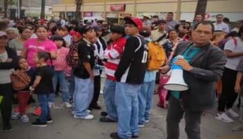 Marchan contra Maru Campos y le exigen los libros de texto