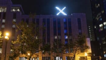 Retiran gran X luminosa del tejado de Twitter