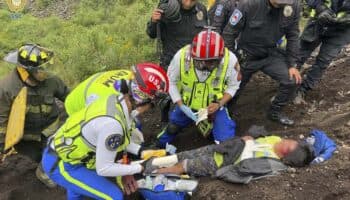 CDMX: Rescatan a niño que cayó al interior del volcán de Xitle