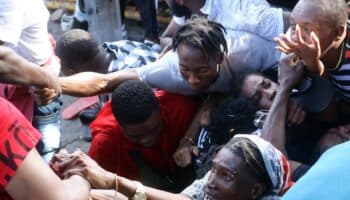 Avalancha de migrantes por 'portazo' en estación migratoria de Tapachula, Chiapas | Video