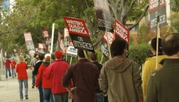 Alcanzan acuerdo tentativo para finalizar la huelga de guionistas de Hollywood