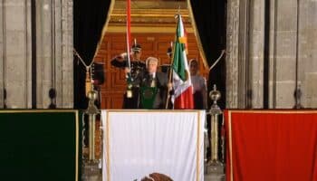 AMLO da el Grito de Independencia; ‘muera la corrupción, la avaricia y el racismo’, agrega