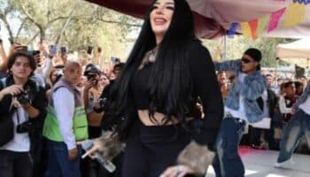 Bellakath da calaverita a estudiantes del IPN