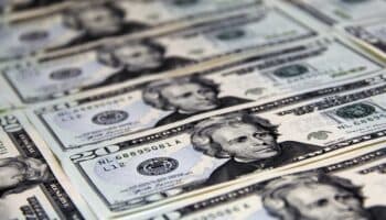 Peso mexicano cede terreno ante el dólar