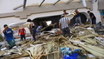 Acapulco sumida en basura tras el paso del huracán Otis