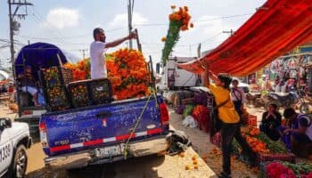 Contrastes en Acapulco: Día de Muertos con panteones cerrados y mayor tránsito en avenida principal