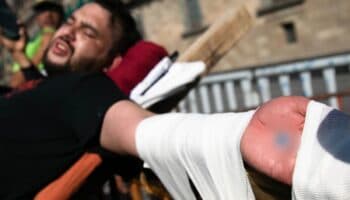 Fuertes imágenes | Hombre se crucifica frente a Palacio Nacional