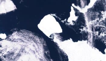 Iceberg de 'casi tres veces el tamaño de Nueva York' se desplaza rápidamente por el océano