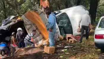 Video | Roban víveres donados para Acapulco tras volcadura de camioneta