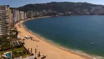Playas semivacías y preocupación en Acapulco esta Navidad