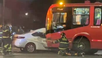CDMX: Fuerte choque de automóvil con Metrobús deja un muerto
