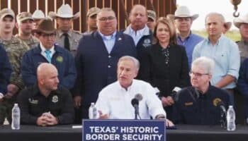 Gobernador de Texas firma ley que permite a policía detener y expulsar migrantes a México