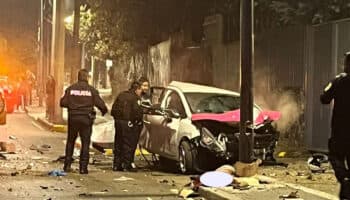 Tras arrollar y matar a conductor de moto, taxista choca con poste