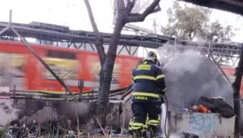 Se incendia basura en exterior de Línea 8 del Metro