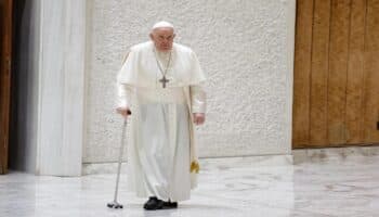 Por 'un poco de bronquitis', el Papa interrumpe su discurso