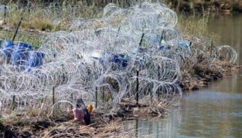 Se suman 13 gobernadores al texano Abott para cerrar frontera con México