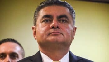 Diputado Luis Espinosa Cházaro renuncia al PRD: 'ya no creo en liderazgo de Zambrano'