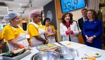 Gobernadora de Nueva York propone flexibilizar requisitos laborales para migrantes