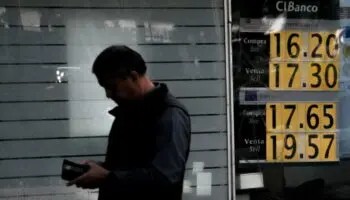 Peso mexicano sigue cayendo por sexto día tras débiles datos del PIB